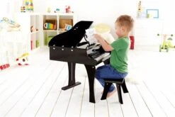 Hape Klavier Schwarz E0320 5 Hape Klavier Schwarz E0320 -Babyprodukte Geschäft e0320 happy grand piano black with child 4 1