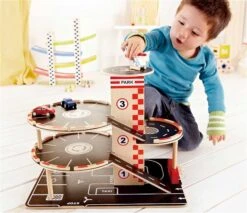 Hape Parkhaus E3002 -Babyprodukte Geschäft e3002 parkn go garage with child1 1