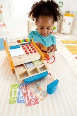 Hape Kasse E3121 -Babyprodukte Geschäft e3121 checkout register with child3 1