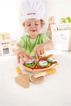 Hape Pizza Set E3129 5 Hape Pizza Set E3129 -Babyprodukte Geschäft e3129a homemade pizza child 3 1